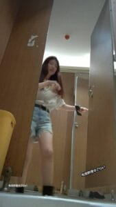 【竖屏】高清全景后拍喝高的学妹拉完粑粑扣喉呕吐[700MB/1V]