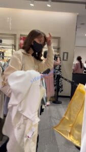 【KFC】长裙靓女挂逛街买衣服·肉色丝袜骚内·低角度跨过相机