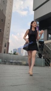 【CSCD】黑色连衣裙极品美女累了蹲着休息，屁股半透明内