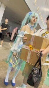 【KFC】泳装COSER和男友逛街·白色内内被泳装兜住露两边