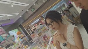 官方售价40元大神商场偷拍❤️极品裤裙黑骚丁高颜值美女从侧面角度看过去甚至像真空无内