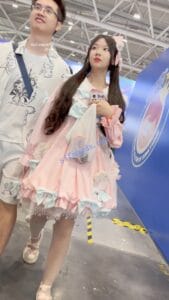 【KFC】洛丽塔裙学生妹和男友逛街·白丝袜淡绿色内内前后CD