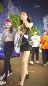 (BC-AA-579)黑色露肩裙靓女..逛街买小吃被前后CD窄内