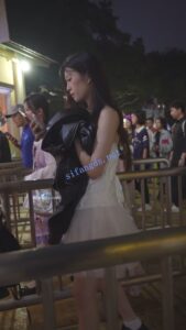 (BC-AA-581)游乐园抄底蕾丝白裙小姐姐..无痕粉内屁股光滑