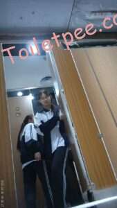 美食街厕拍3个高中生  后拍大屁股 一线天鲍鱼