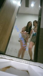 闺蜜双杀 极品牛仔短裤美女 一个拉屎