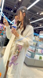 【KFC】学生妹和男友逛街·厚披风里面藏着性感短裙·微透白内