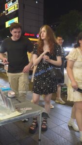 (BC-AA-591)花裙外国小姐姐..弯腰被CD蕾丝丁字裤屁股很白