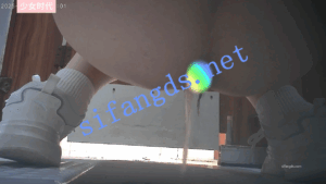 红色短裙妹妹尿尿显露出超长阴毛