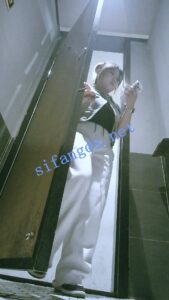 全景后视角白裤圆脸美女拉稀 白带拉丝几十厘米