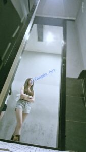 全景后拍白裙美女和极品身材白虎一线天美女