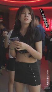 商场厕所门口偶遇黑色超短包臀裙美女刚从厕所出内裤拽到一边蹲下露逼给你看