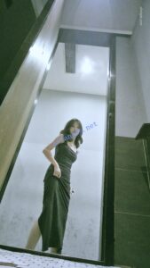 后拍极品身材网红气质大波浪黑色连衣裙美女